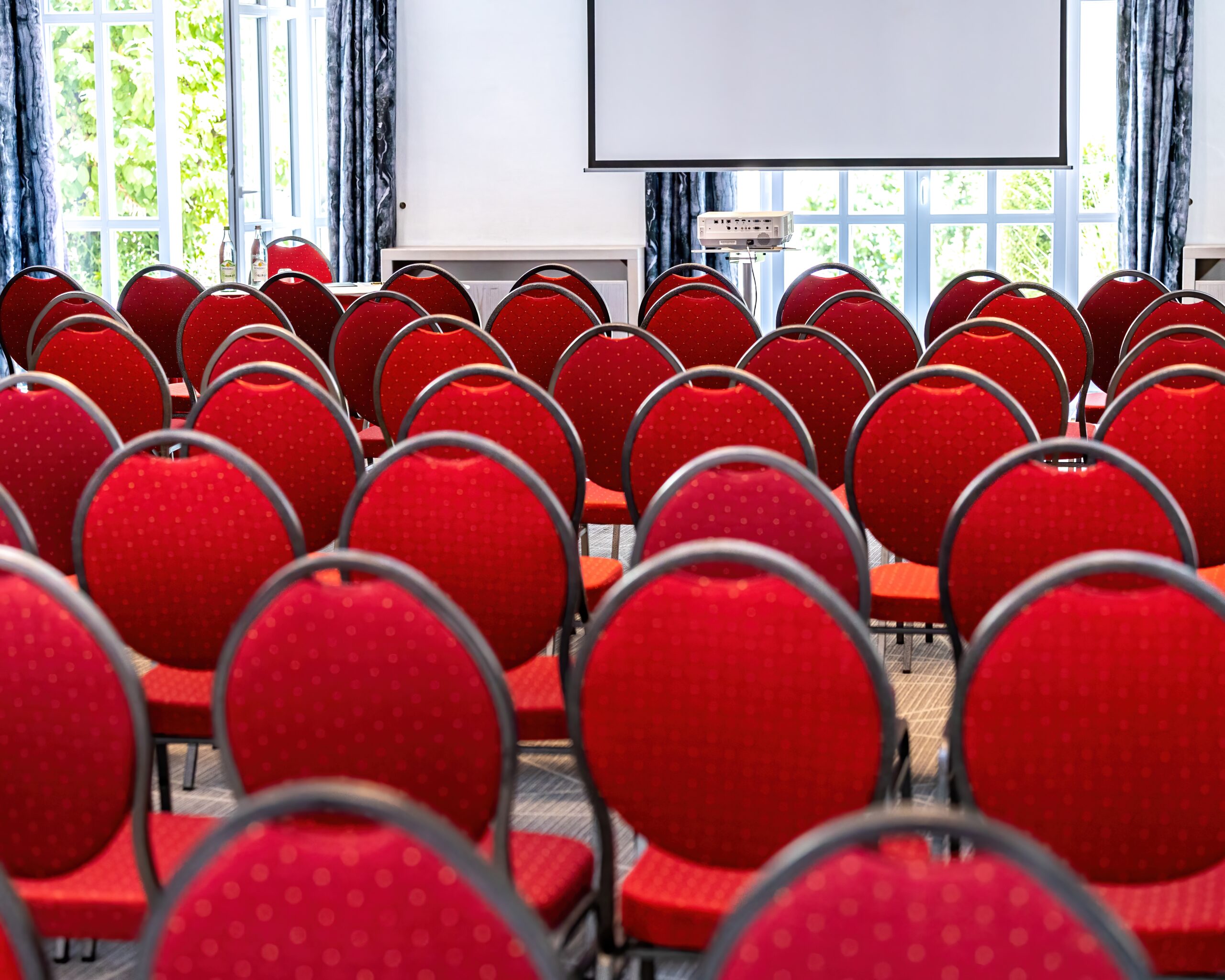 Schöner Gartenweg mit gepflegten Büschen und Blumen, ideal für entspannende Pausen während einer Konferenz